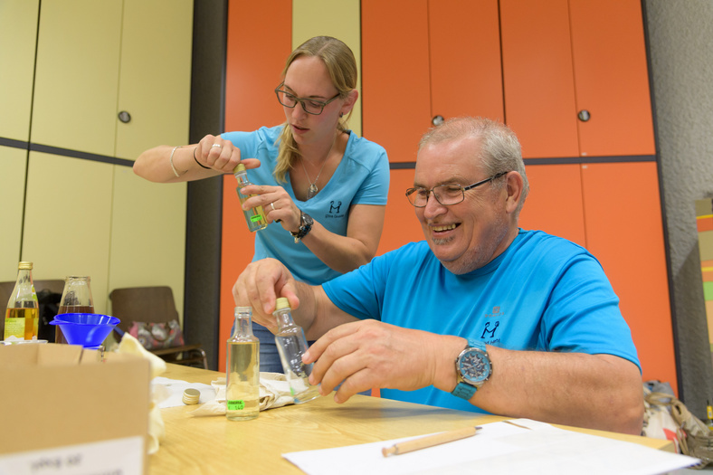 Zwei Workshop Teilnehmende bei der Erstellung von Kräutersalz