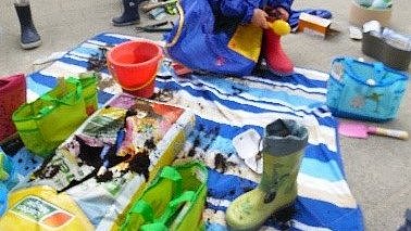 Gummistiefel und Hochbeet bepflanzen.