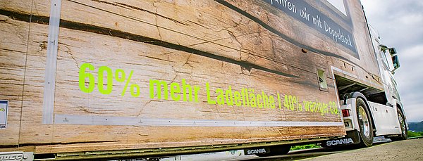 Doppelstock LKW mit der Aufschrift: 60% mehr Ladefläche, 40% weniger CO2