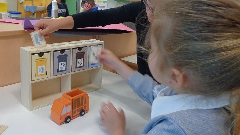 Auch im Freispiel beschäftigen sich die Kinder mit dem Thema Recycling.