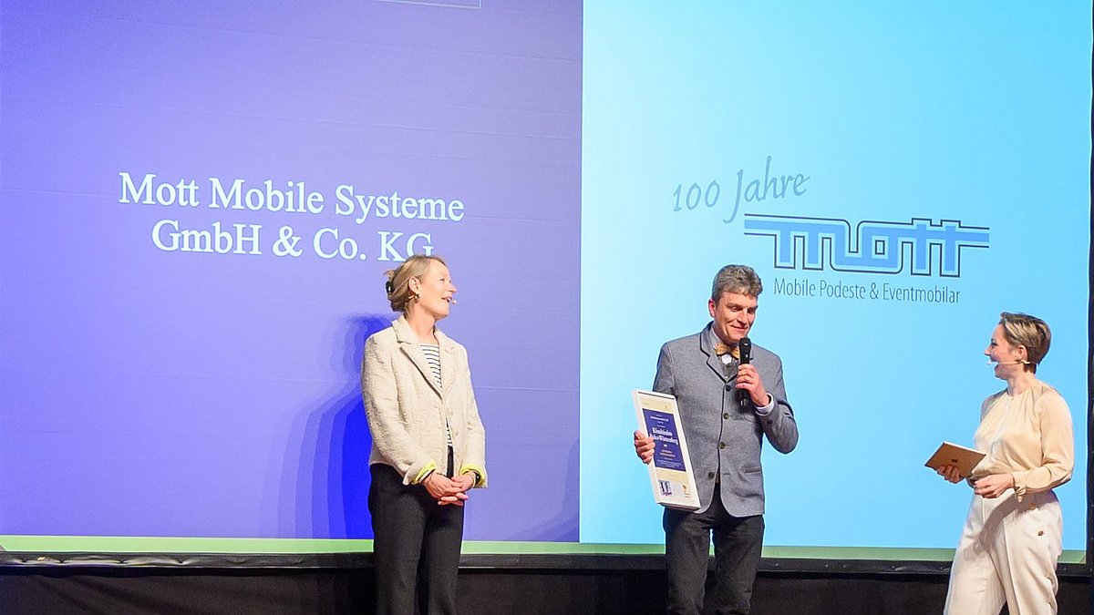 Frau Ministerin Thekla Walker bei der Urkundenübergabe für das Klimabündnis Baden-Württemberg an die Mott Mobile Systeme GmbH & Co. KG.