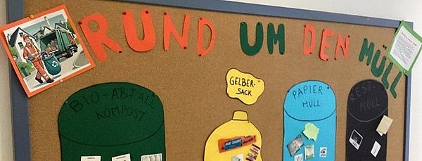Auf der Infotafel halten wir die Eltern auf dem laufenden. Es nachgeschaut werden, was wir täglich tun.