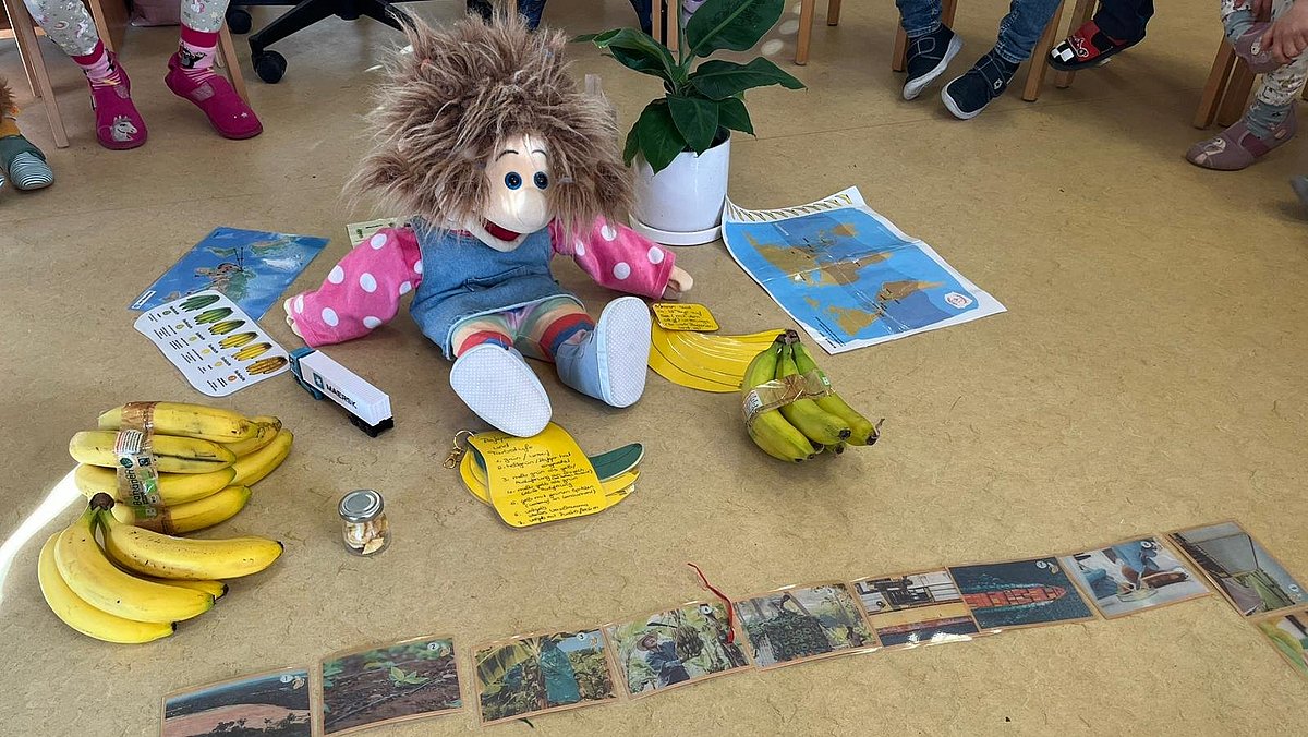 Ilse-Lotte stellt uns der Weg der Banane vor. Danach kochen/ backen wir leckere Rezepte mit Bananen.