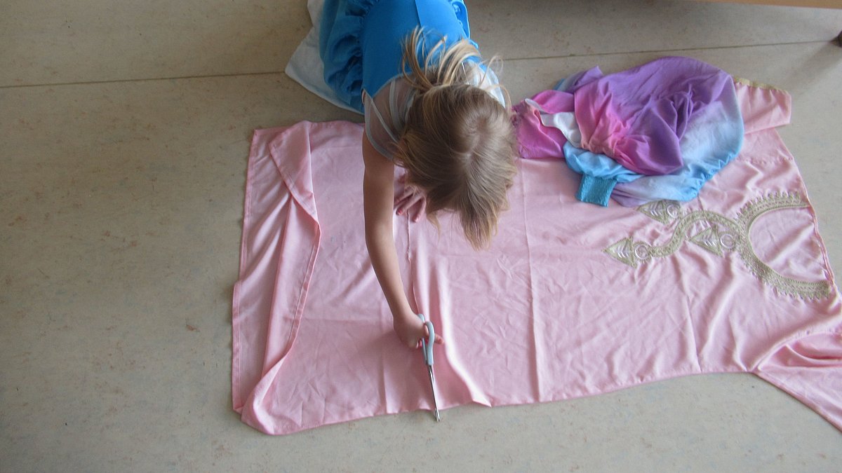 Mädchen gestaltet ihr Kleid nach ihren eigenen Vorstellungen.