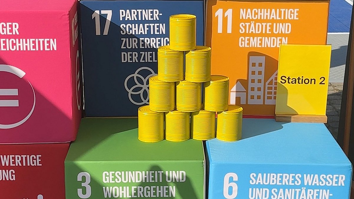 Dosenwerfen am Stand der N!-Charta Sport auf dem Kesselfestival