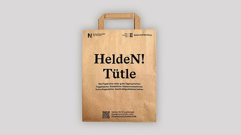 Die Papiertragetasche Helden-Tütle der Nachhaltigkeitsstrategie aus speziellem Recyclingpapier - eine Einkaufstasche und später ein Biomüllbeutel.