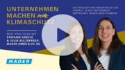 Podcast-Cover mit Bild von Stefanie Kästle und Julia Sulzberger, darüber ein transparentes Play-Zeichen.