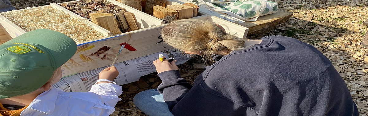 Hier malen sie den Rahmen bunt an und verewigen sich mit ihren Namen.