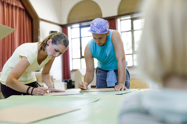 zwei Erwachsene am konzentrierten Arbeiten während des Workshops