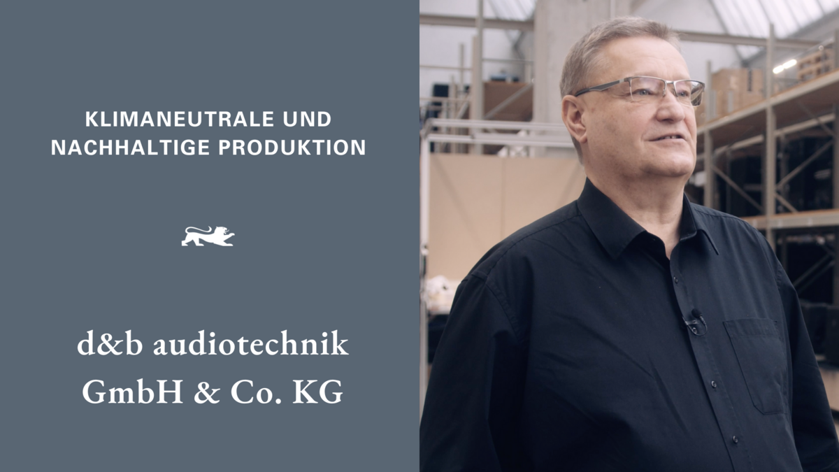 Links die Aufschrift auf grauem Hintergrund: Klimaneutrale und nachhaltige Produktion – d&b audiotechnik GmbH & Co. KG. Rechts ein Unternehmensvertreter.
