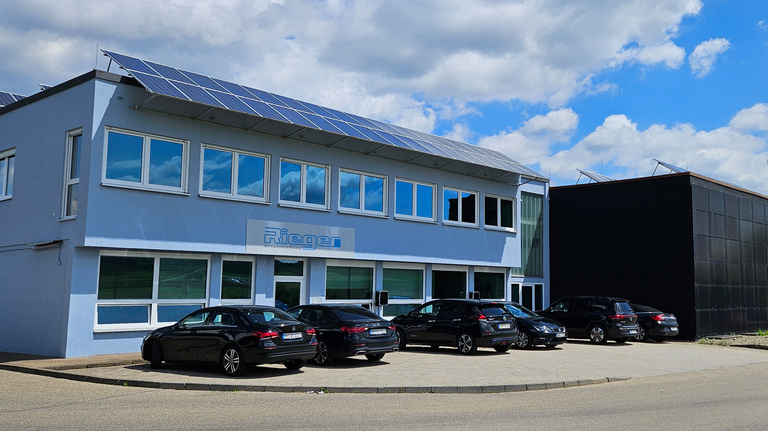 Außenaufnahme des Firmengebäudes der Rieger Metallveredlung GmbH & Co. KG.