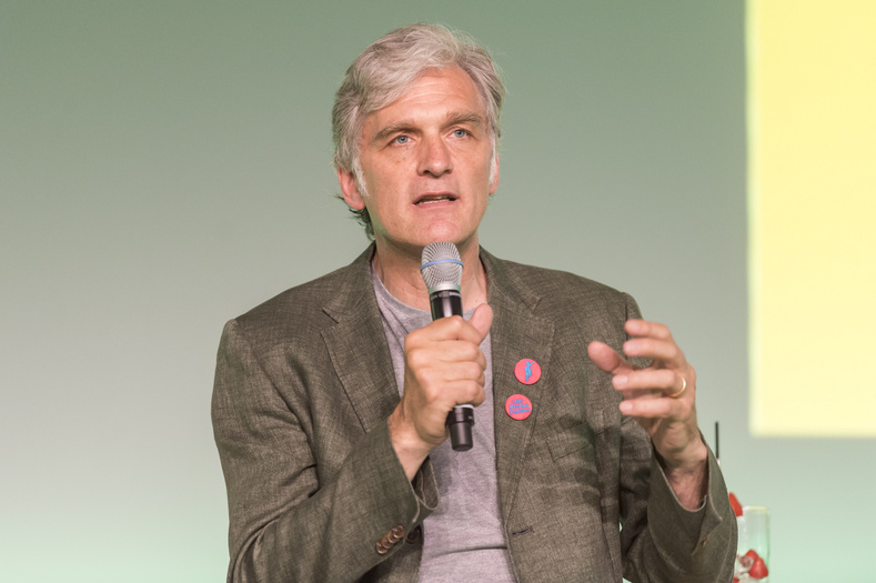 Walter Sittler spricht ins Mikrofon.