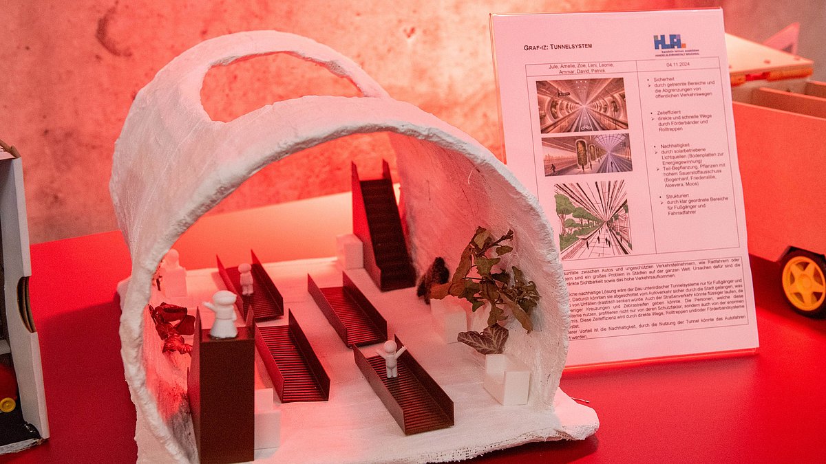 Prototyp Tunnelsystem mit Beschreibung des Projekts daneben