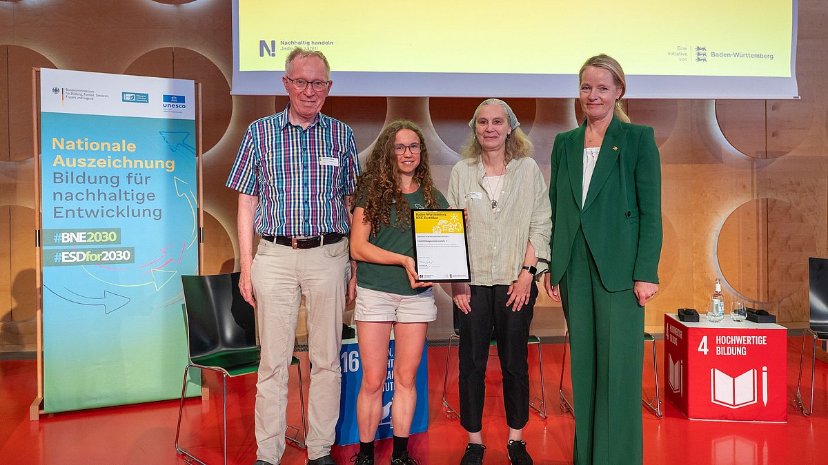 Umweltministerin Thekla Walker MdL übergibt die BNE-Urkunde an das Umweltbildungszentrum Listhof e. V.