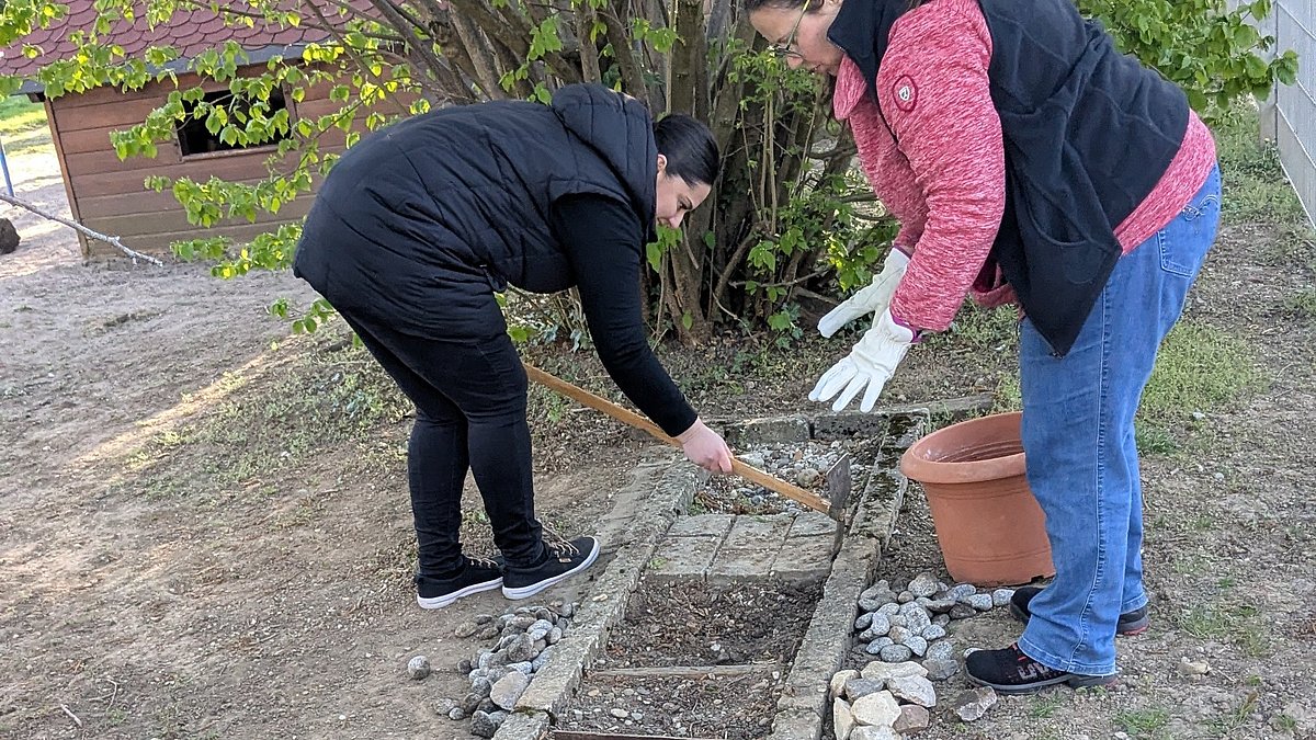 Der Barfußpfad wurde von den Audianern vom Unkraut befreit, sortiert und eingeräumt.