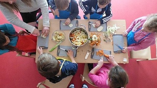 Verpackungsfrei Einkaufen und Lebensmittel verarbeiten (Gemüsesuppe Kochen).