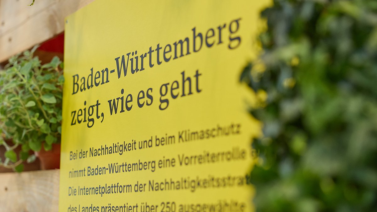 Ein gelbes Schild mit Schriftzug "Baden-Württemberg zeigt, wie es geht"