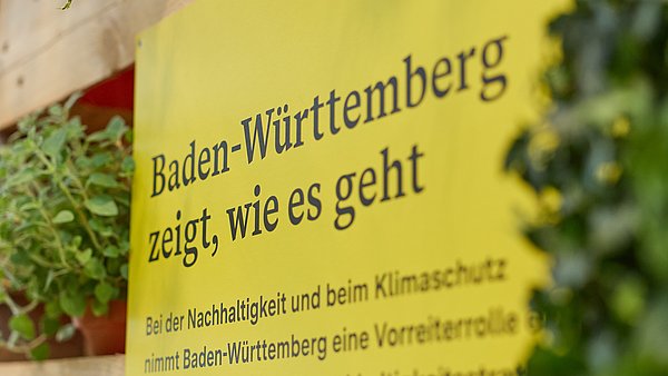 Ein gelbes Schild mit Schriftzug "Baden-Württemberg zeigt, wie es geht"