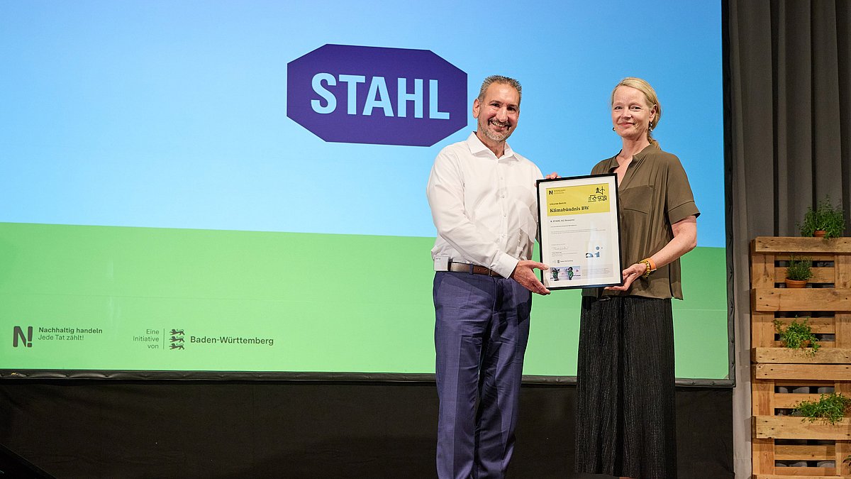 Urkundenübergabe von Umweltministerin Thekla Walker MdL an einen Vertreter der R.Stahl AG