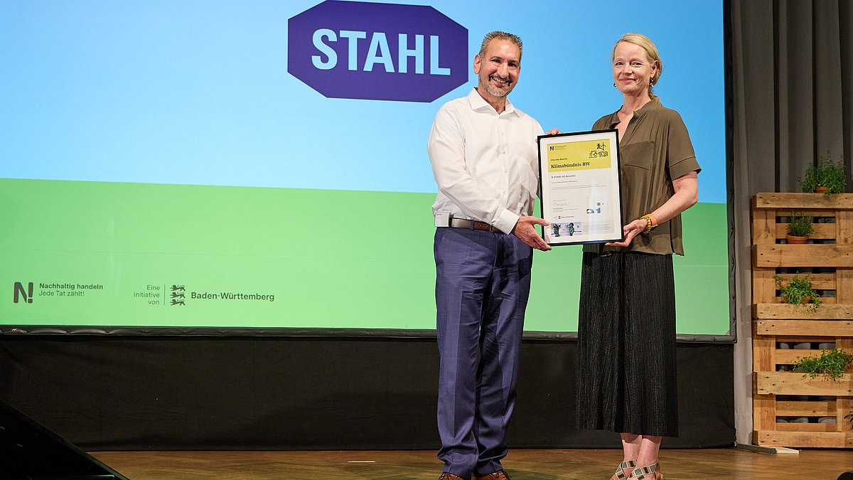 Urkundenübergabe von Umweltministerin Thekla Walker MdL an einen Vertreter der R.Stahl AG