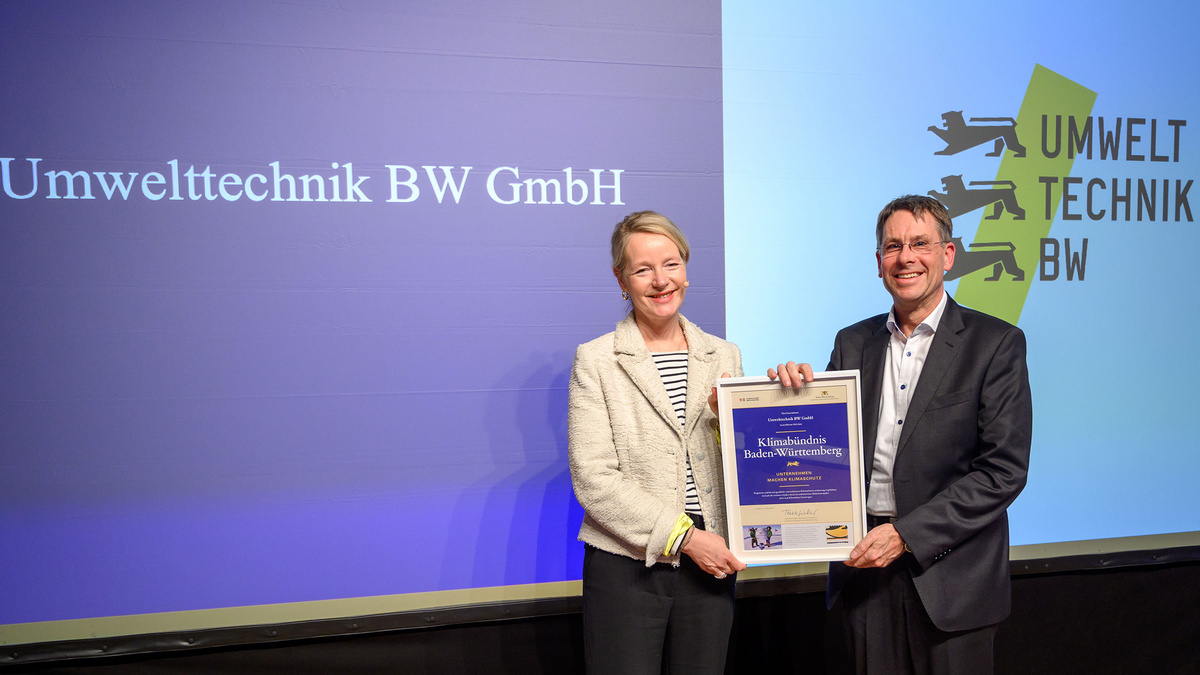 Frau Ministerin Thekla Walker überreicht die Urkunde für das Klimabündnis Baden-Württemberg an die Umwelttechnik BW GmbH.