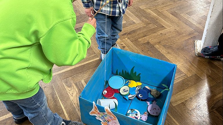 Selbst gebasteltes Spiel - Wir angeln Müll im Meer.