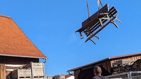 Wir haben die alten Bänke abtransportiert und zum Auseinanderbauen zu Thomas Kühner gebracht.
