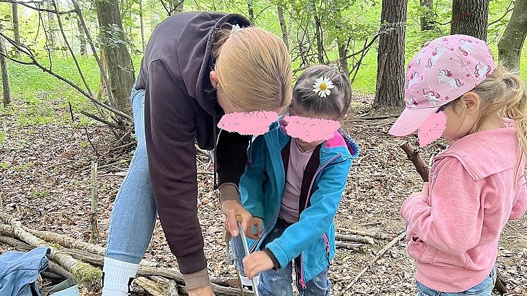 Für unser selbstgebautes Holzxylophon sägen wir Äste zurecht!
