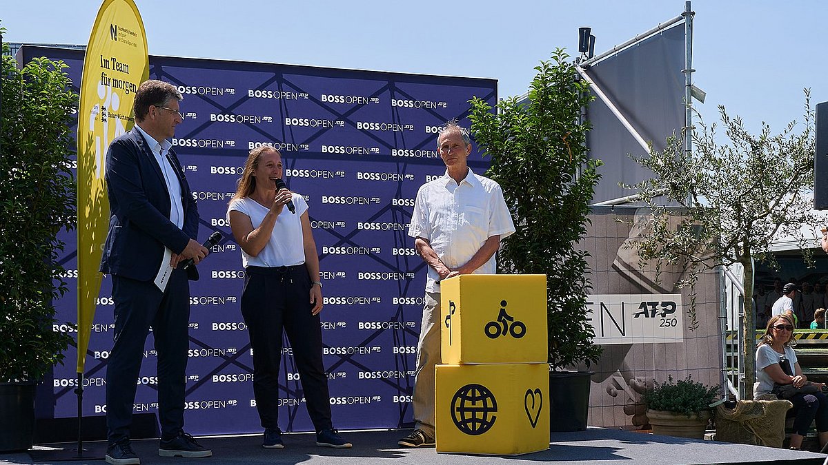 Die Vertreterin des Umweltministeriums spricht auf der Bühne für die Urkundenübergabe beim BOSS Open.