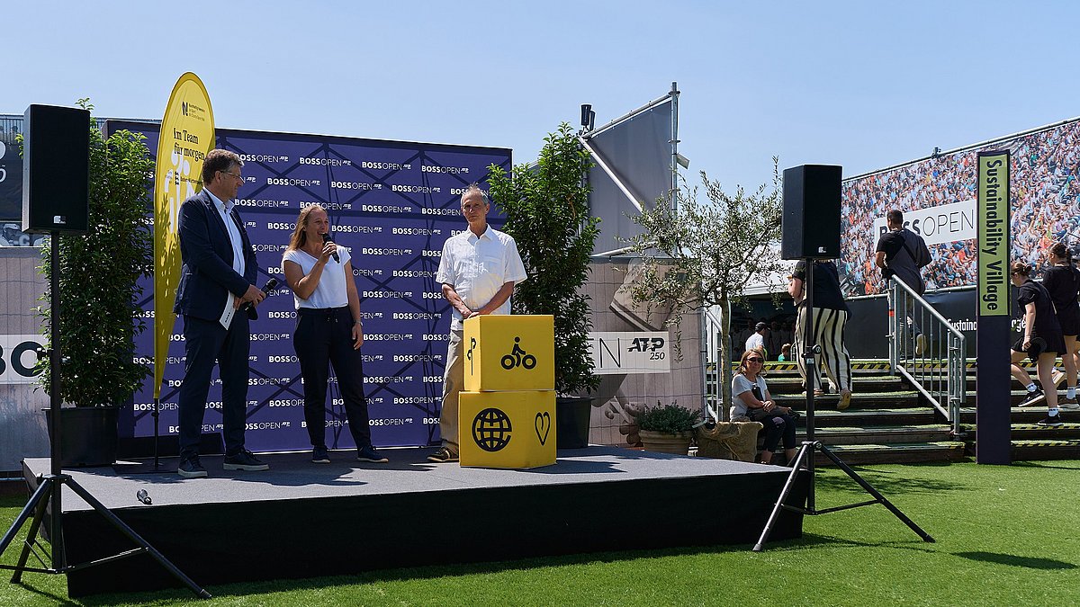 Die Vertreterin des Umweltministeriums spricht auf der Bühne für die Urkundenübergabe beim BOSS Open.