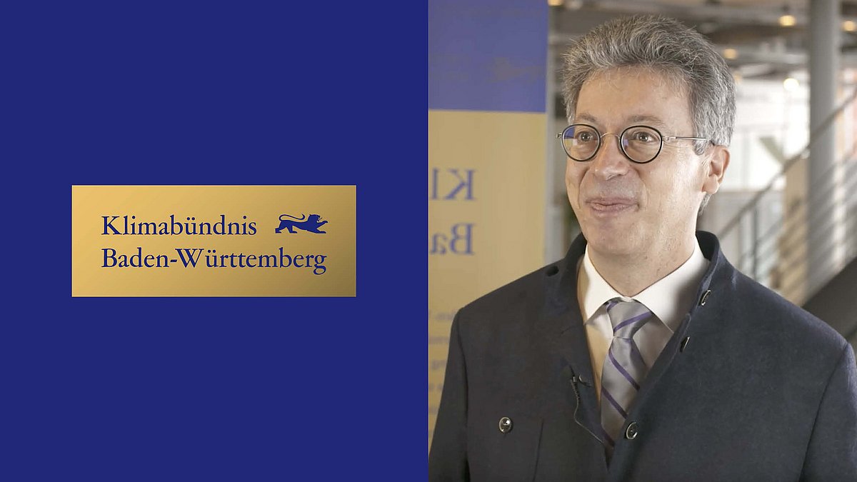 Links das Logo in gold und blau "Klimabündnis Baden-Württemberg, Unternehmen machen Klimaschutz". Rechts ein Unternehmensvertreter der der Schwörer Haus KG.