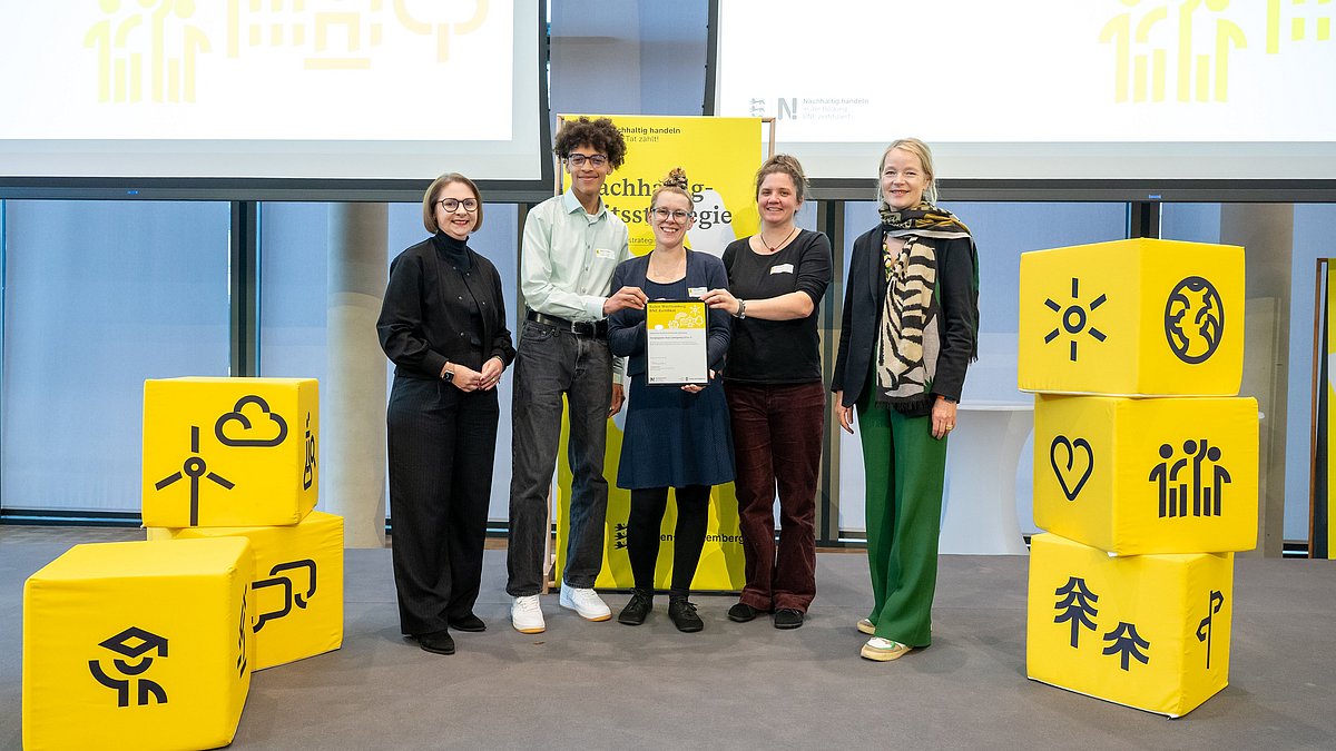 Vertretende der Energieagentur Kreis Ludwigsburg LEA e. V. mit Umweltministerin Thekla Walker und Kultusstaatssekretärin Sandra Boser bei der Urkundenübergabe.