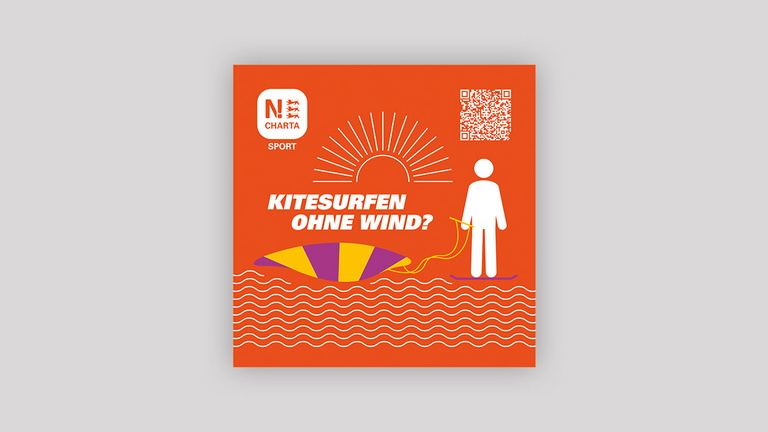N!-Charta Sport Sticker: Kitesurfen ohne Wind? Roter Hintergrund mit einer grafisch dargestellten Person, die auf einem Board auf dem Wasser steht. In der Hand hält die Person einen Kite-Schirm, der auf dem Wasser liegt. Darüber die Aufschrift „Kitesurfen ohne Wind?“. Im Hintergrund eine Sonne mit Sonnenstrahlen.