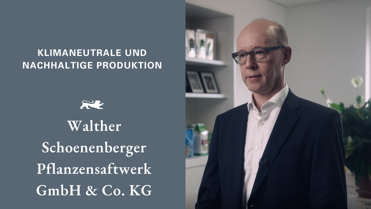 Links die Aufschrift auf grauem Hintergrund: Klimaneutrale und nachhaltige Produktion – Walther Schönenberger Pflanzensaft GmbH & Co. KG. Rechts ein Unternehmensvertreter.