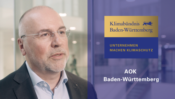 Links ein Unternehmensvertreter der AOK BW. Rechts as Logo in gold und blau "Klimabündnis Baden-Württemberg, Unternehmen machen Klimaschutz" und "AOK Baden-Württemberg".