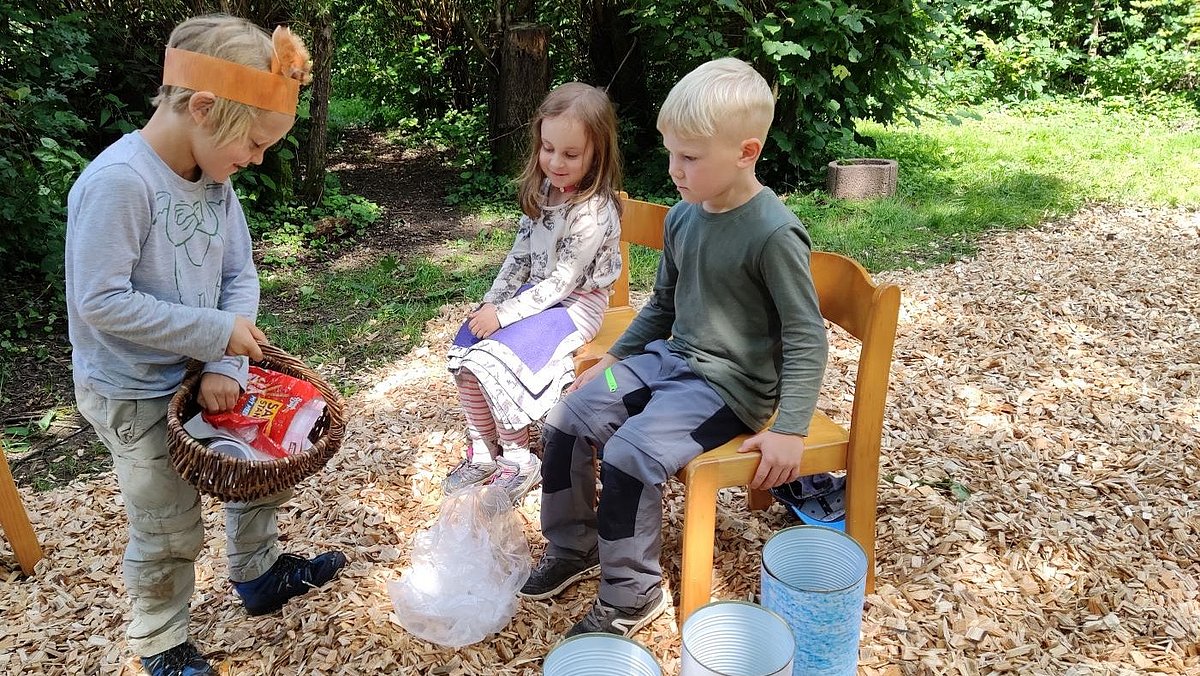 Theaterspiel - Der Fuchs bringt den Menschen ihren Müll zurück.