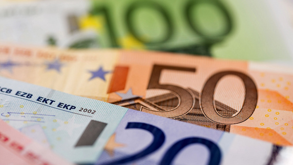 Ein 20 Euro, 50 Euro und 100 Euroschein sind aufgefächert. Ein kleines Stückchen eines 10 Euro und 200 Euroscheins sind ebenfalls sichtbar.