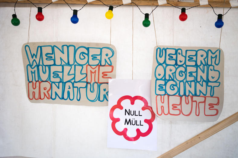 Werbeschilder einer Initiative für weniger Müll in den Straßen