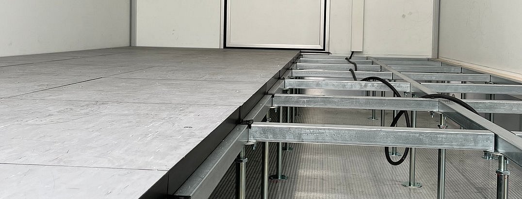 Innenasicht einer Stromspeicherstation mit Doppelboden