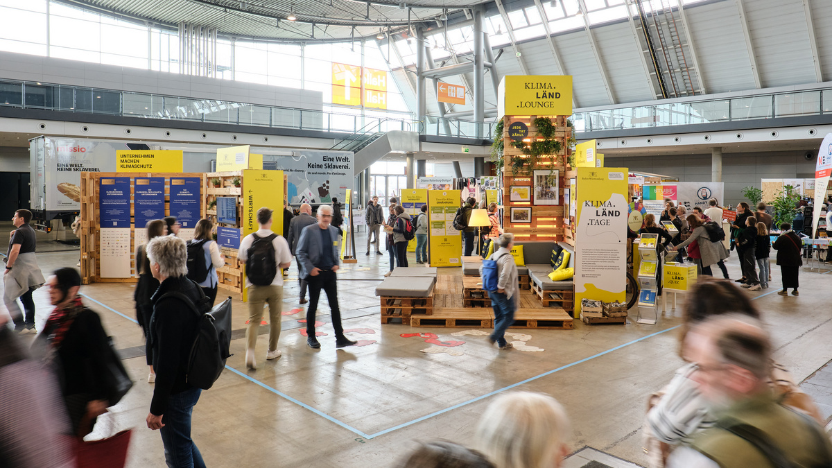 Ein Bild des Messestandes der Nachhaltigkeitsstrategie Baden-Würtemberg auf der Messe Fair Handeln in Stuttgart.