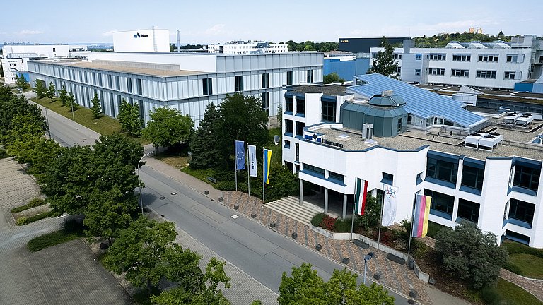 Eine Außenaufnahme der Unternehmensgebäude der Uhlmann Group Holding GmbH & Co. KG