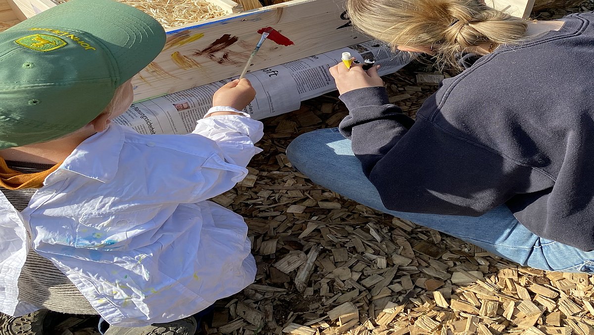 Hier malen sie den Rahmen bunt an und verewigen sich mit ihren Namen.