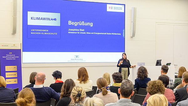 Josephine Blatt begrüßt die Teilnehmenden des ersten Klimawin BW Workshops.