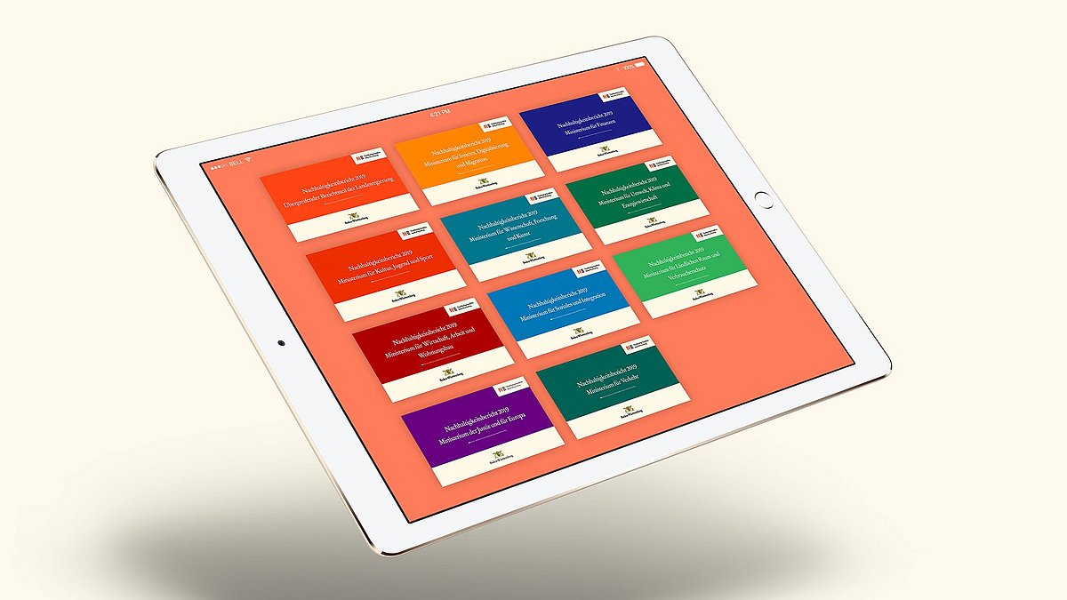 Auf einem Tablet sind vom Nachhaltigkeitsbericht 2019 des Landes Baden-Württemberg die Titelseiten der zehn Berichtsteile der Minsterien sowie des übergreifenden Berichtsteils abgebildet.