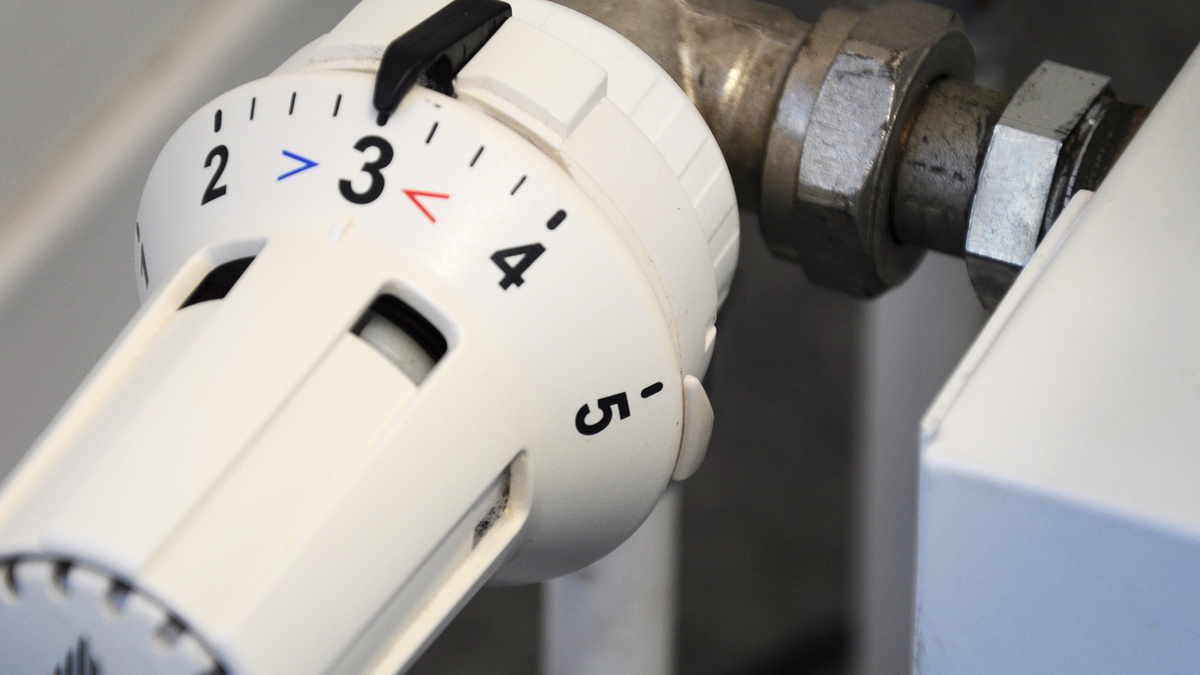 Heizkörperthermostat herunterdrehen Ein Heizkörpterthermostat ist auf mittlere Temperatur eingestellt.