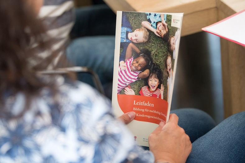 Nahaufnahme der Leitfaden Broschüre der Nachhaltigkeitsstrategie