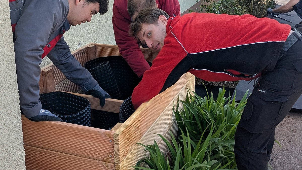Unser neues Hochbeet wurde von den Audianern aufgebaut.