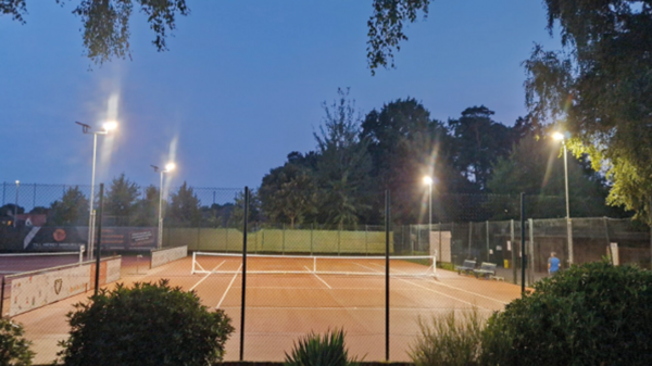 Tennisplatz des TC Lichtenwald bei Nacht