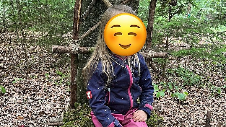 Auf dem selbstgebauten "Geburtstagsstuhl" beim Waldsofa sitzt man richtig gut!