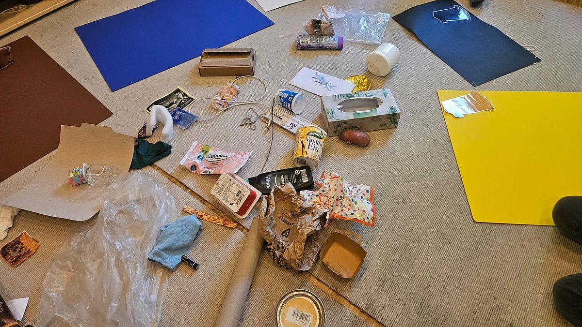 Wir bearbeiten das Thema Mülltrennung.